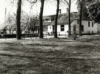 94442 Gezicht op de linker- en voorgevel van de boerderij Aazicht (Julianalaan 18) te Nieuwer ter Aa (gemeente Breukelen).